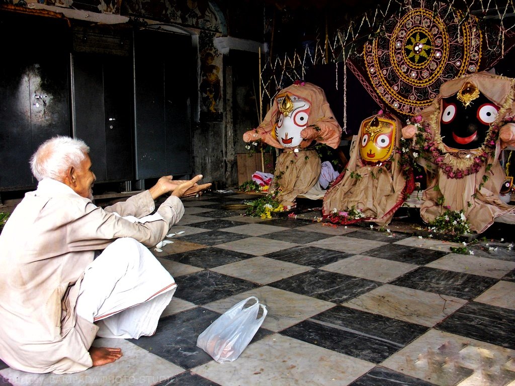 RusirajP's tweet photo. Sri Sri Haribaladev Jew of Baripada
ଭିକାରି କରିବା ଯେବେ ତୁମ ଇଚ୍ଛା
ନାହିଁ ମୋ ମନରେ ଦୁଃଖ
ସିଂହଦ୍ଵାର ବିନା ଆନ ଦୁଆରକୁ
ମୁଁ ମାଗି ଯିବି ନାହିଁ ଭିକ
ଆହେ ଇଚ୍ଛାମୟ ଇଚ୍ଛାରେ ତୁମରି
ଦିଅ ମୋର ଥାଳ ଭରି
----------------------
କଲ ଦାଣ୍ଡର ଭିକାରି
ଷାଠିଏ ପଉଟି ଭୋଗରୁ ତୁମର 
କାଢ଼ିତ ନେଇନି ହରି ll
🌹by :- Subrat Sahu 🌹 https://t.co/cmAZ3riD4W
