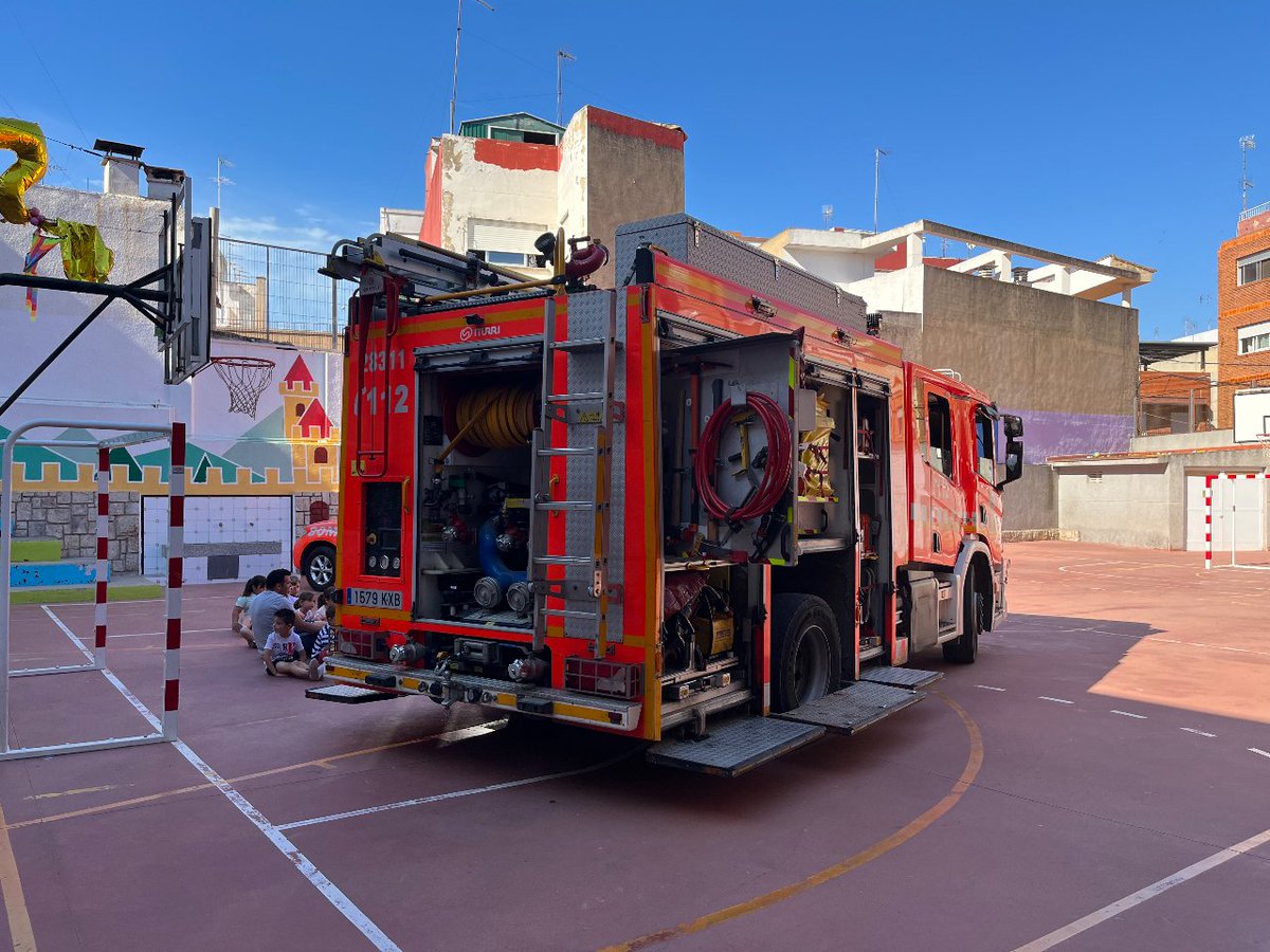 ColeMAuxTorrent's tweet photo. ¡Nuestros Bomberos de Torrent son nuestros héroes! Que importante es conocer desde bien pequeños a qué número debemos llamar ante cualquier emergencia >>> ☝🏼☝🏼✌🏼 (112)  #bomberostorrent #bombersalescola #todossomosmornese https://t.co/dhh9smga8F