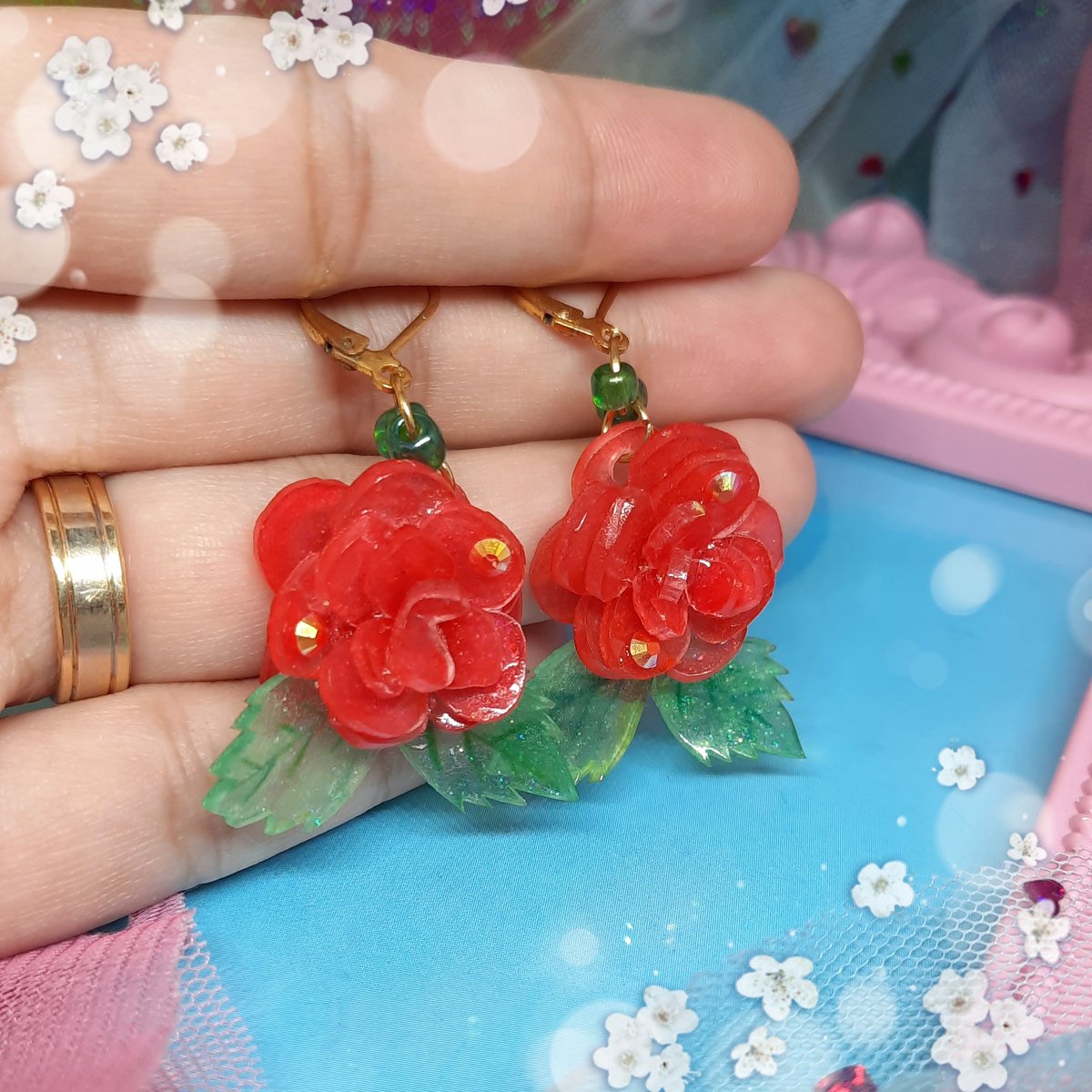Katsdelrosario's tweet photo. Don't mind me! Feelin' cute again with these rose earrings I made for June babies out there! Holla if that's you~🌹🍃

#SupportLocal #SupportSmallBusiness #DIY #shrinkplastic #shrinkets #accessory #handmade #earrings #birthflower #JuneFlower #roses https://t.co/5YejwfFDKf