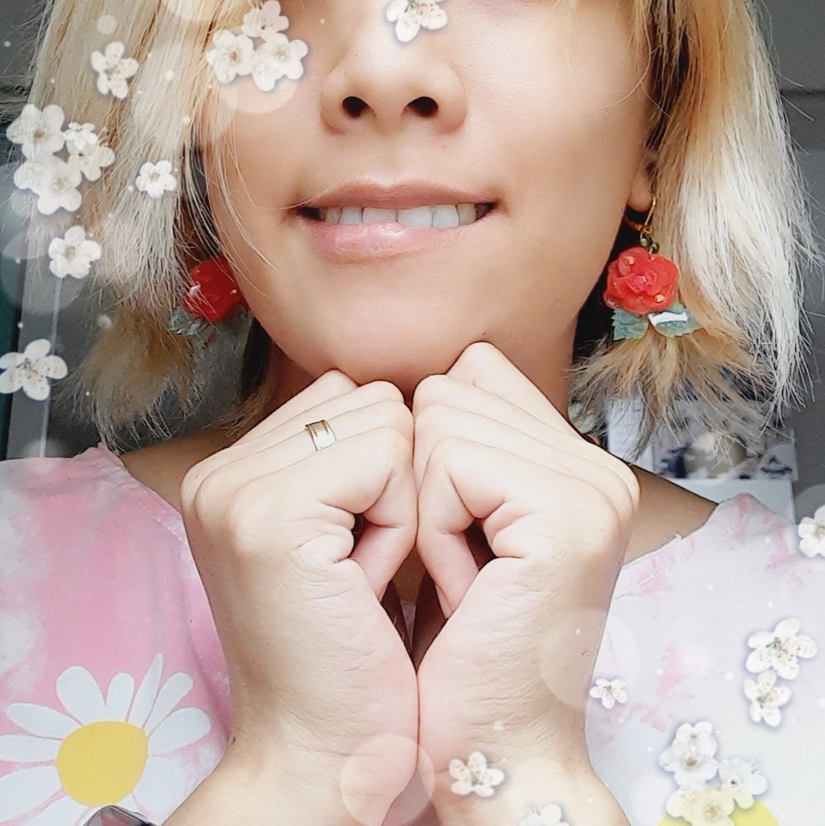 Katsdelrosario's tweet photo. Don't mind me! Feelin' cute again with these rose earrings I made for June babies out there! Holla if that's you~🌹🍃

#SupportLocal #SupportSmallBusiness #DIY #shrinkplastic #shrinkets #accessory #handmade #earrings #birthflower #JuneFlower #roses https://t.co/5YejwfFDKf