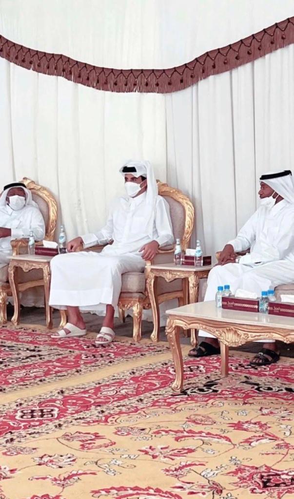 Marsalqatar's tweet image. سمو الأمير @TamimBinHamad حفظه الله يقدم واجب عزاء المغفور له بإذن الله الوالد سعيد سعيد مبارك العبدالله صباح اليوم
#مرسال_قطر | #قطر 🇶🇦