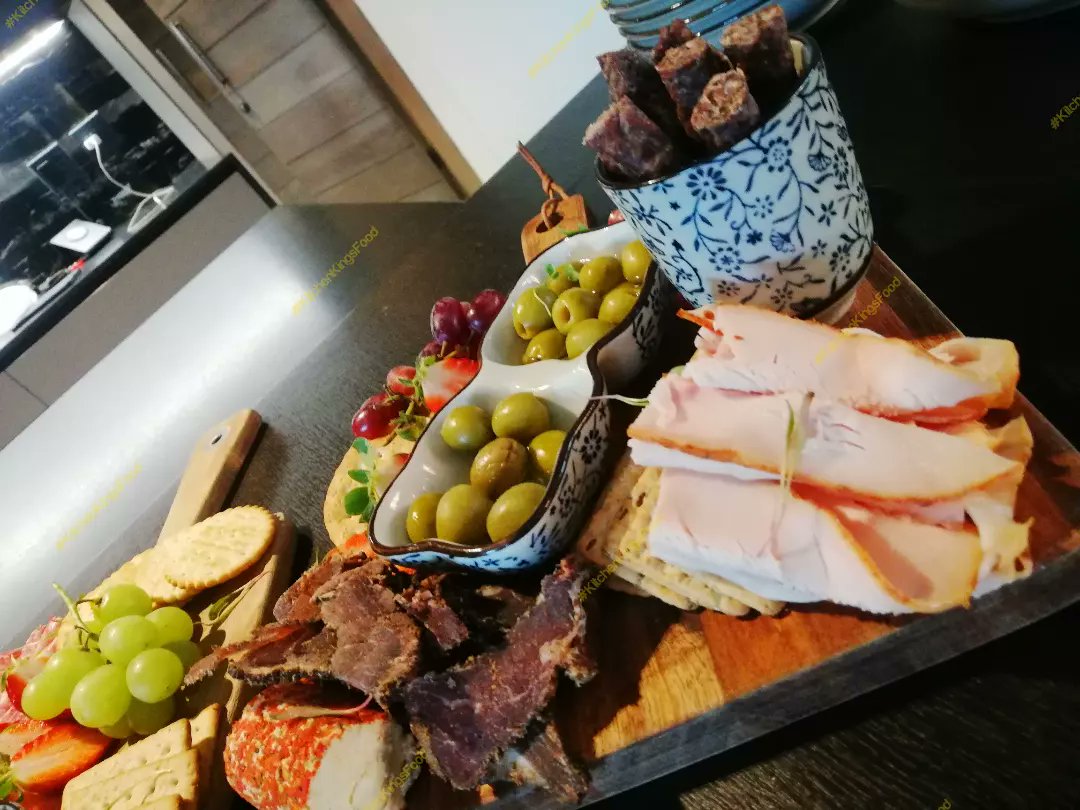 KitchenK_Food's tweet photo. Welcome platters suited for an intimate gathering ❤️

#KitchenKingsFood
#SiyaTheCook
#GoodFood
#BetterLiving
#YouthDay2022 https://t.co/y9C8bvGEuC