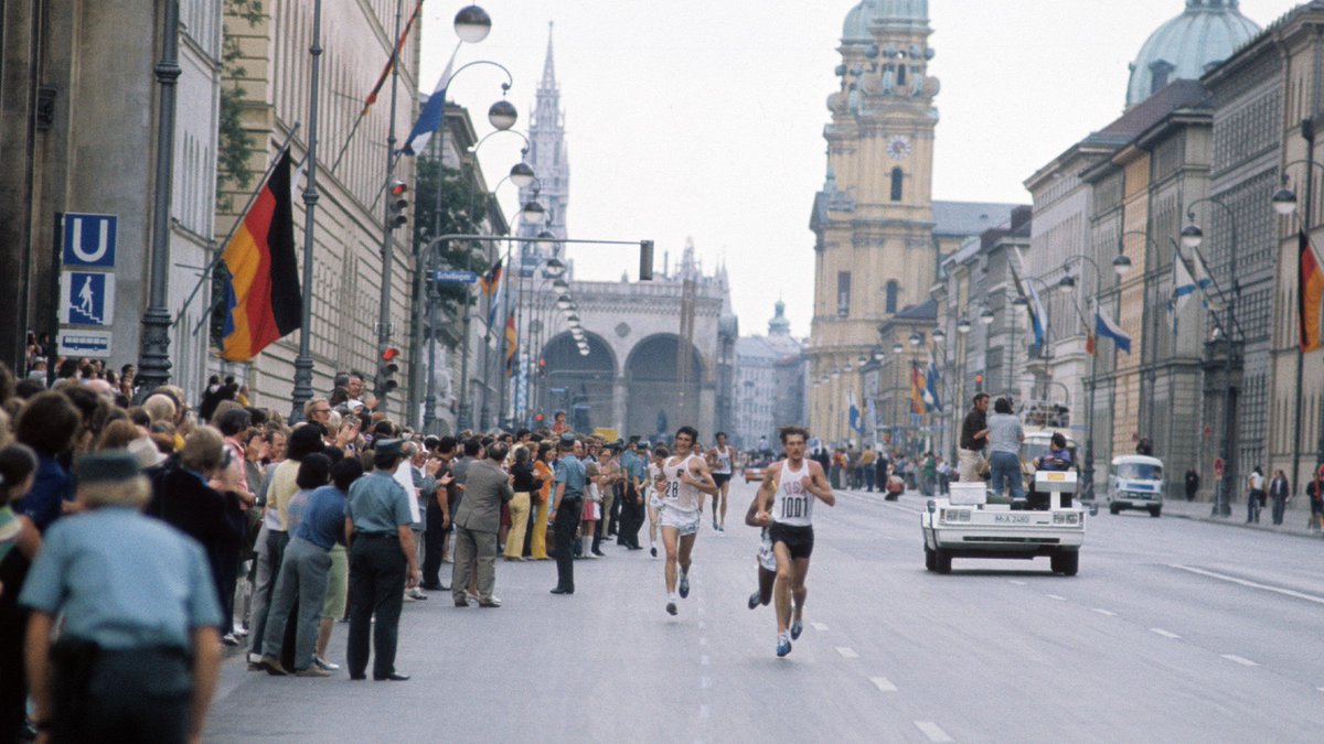 #BackToTheRoofs we cannot wait to see the athlets on the Ludwigsstraße again at #Munich2022. 
__________

#Throwback wir können es kaum erwarten, wieder Athleten auf der Ludwigsstraße zu sehen.