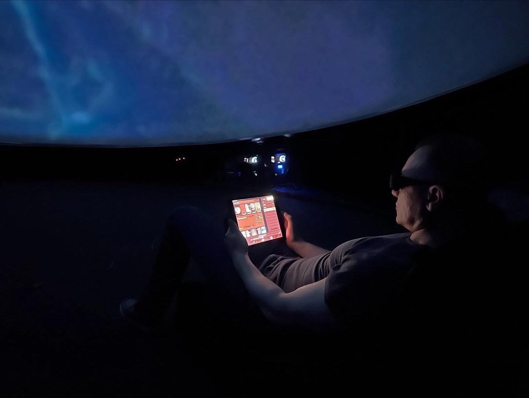 В прекрасном городе Минске появился первый в Беларуси 3D Планетарий в центре иммерсивного кино Синемариум. 
 
Планетарий обладает экраном диаметром 7 метров и оснащён проекционной системой Fulldome.pro HDX4. 
 
Это первые фото. Скоро будут уже со зрителями.