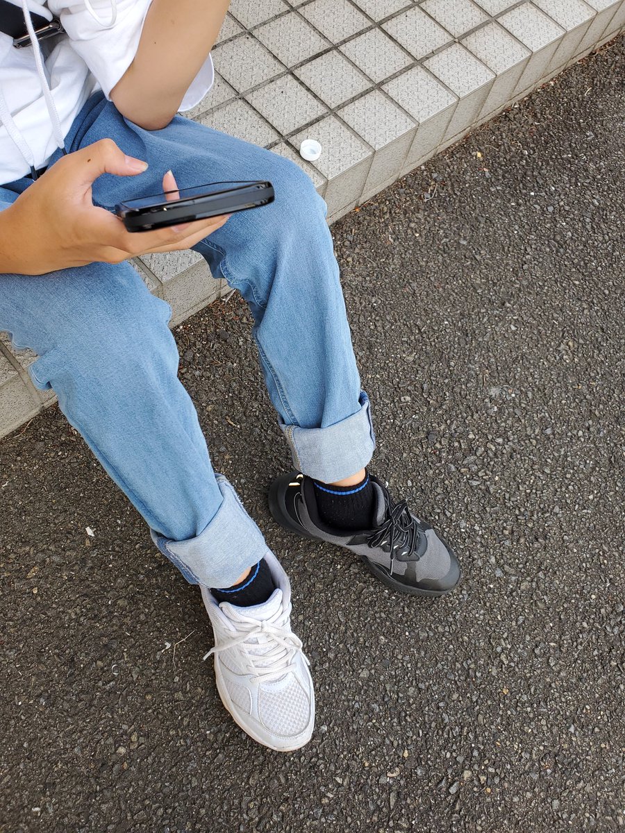 ポケGOに集中しすぎて靴を半々ではいて来ちゃったリア友君👟