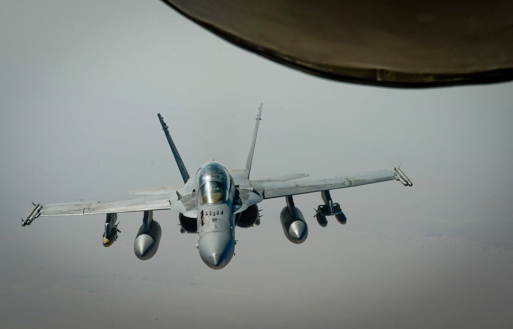 scan_sky's tweet photo. #USAF - Boeing KC-135T - 59-1464 - #HOBO15

Working Over Poland 🇵🇱 (AARA LION) With #AXE11.

#AXE Flight Is #USMC F/A-18Cs From Łask Air Base 🇵🇱

📸:Staff Sgt. Michael Battles https://t.co/8TFUejPUPg
