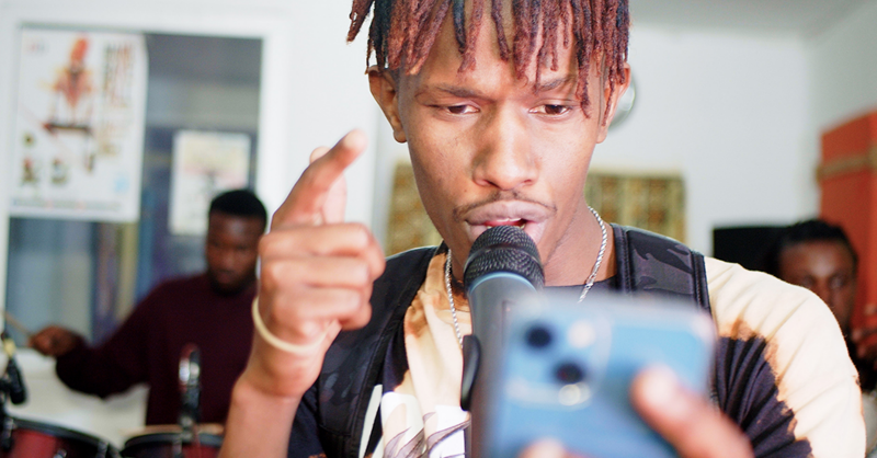 UNAIDS's tweet photo. On #DayOfTheAfricanChild, @UNAIDS_WCA has teamed up with Senegalese singer @sambapeuzzi to raise the alarm on the devastating impact of HIV on children in West and Central Africa.

Find out more 👇🏾
