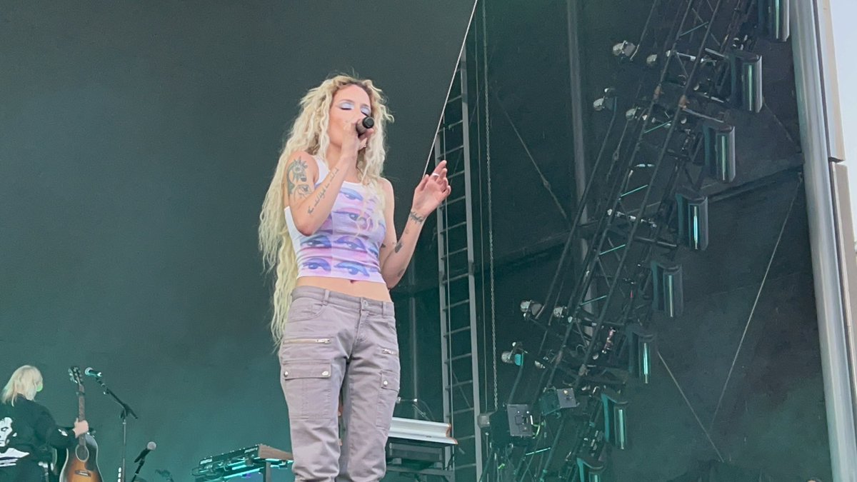 CelineSalgado's tweet photo. @halsey 🫶🏽🫶🏽 #loveandpowertour #boise https://t.co/QKQHqoZlWs