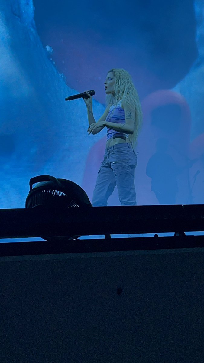CelineSalgado's tweet photo. @halsey 🫶🏽🫶🏽 #loveandpowertour #boise https://t.co/QKQHqoZlWs