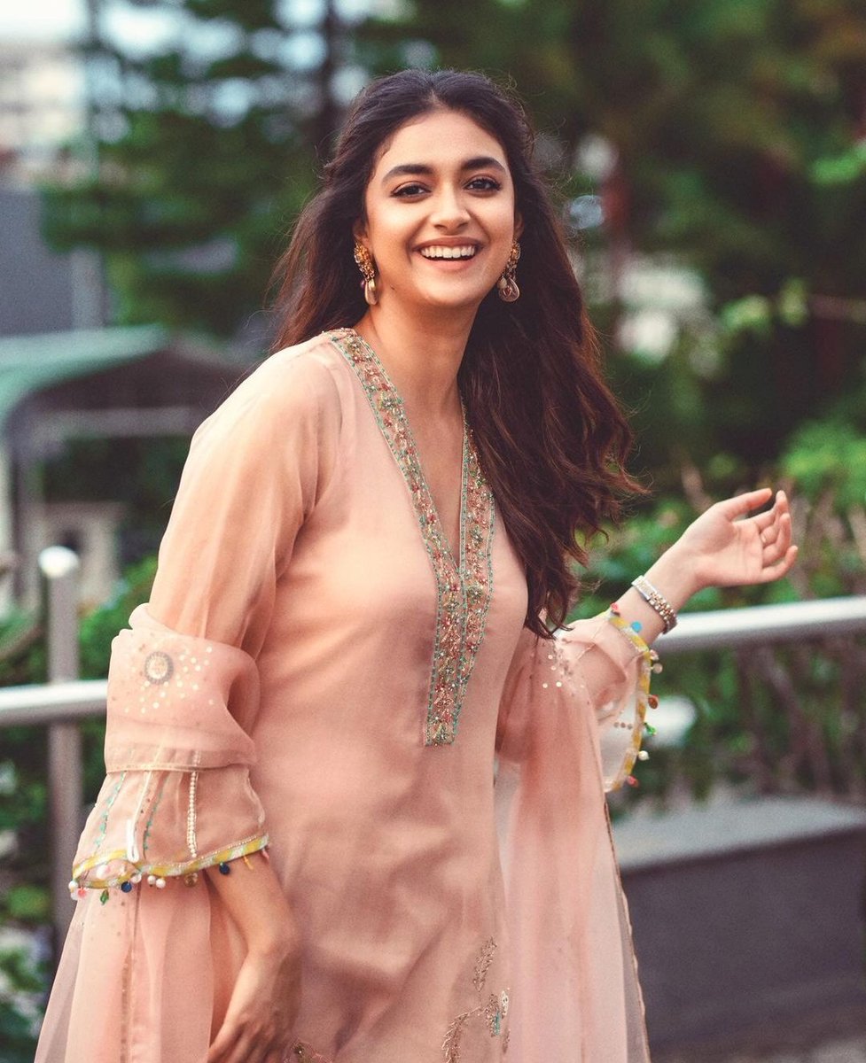 Follow_Keerthy's tweet photo. Smiling Star โญ Keerthy Suresh Latest Click!
@KeerthyOfficial
#smilingstar #keerthysuresh #keerthy https://t.co/gergAAU1Ll