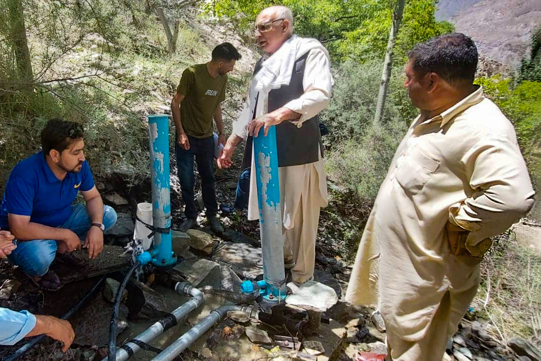 icimod's tweet photo. We're conducting training for stakeholders in 🇵🇰 on pre-feasibility surveys, site selection &amp; designing &amp; sustaining #waterresourcemanagement packages!
👉 https://t.co/qP2NQ77Ep5
Co-organizer @WWFPak and PCRWR
#HKHRiverBasins #ProtectThePulse #SolarPumps #HydroRamPumps https://t.co/UoESUWycrK