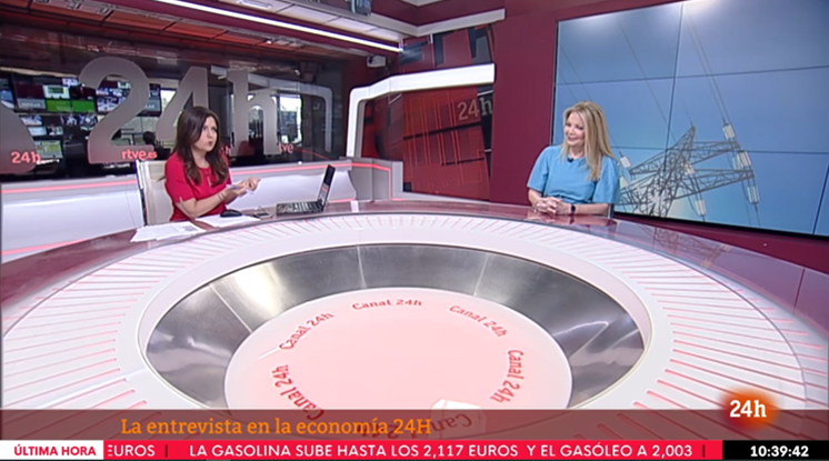 AEDAF's tweet photo. ¿Es posible un #impuesto a las eléctricas?

Lo cuenta en directo Stella Raventós, presidente de #AEDAF, en el Canal 24 horas de @rtve👇
https://t.co/I6T4T6PSj6

#electricas #asesoresfiscales #actualidadfiscal #politicafiscal  #AEDAFenlosmedios https://t.co/Sw959yhWof