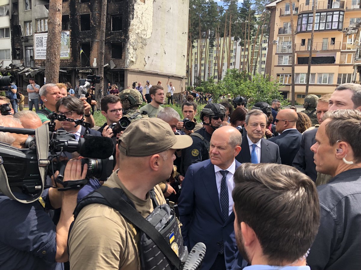 MartinKnobbe's tweet photo. Scholz, Macron, Draghi, Johannis in Irpin https://t.co/OFnpgy0VXh