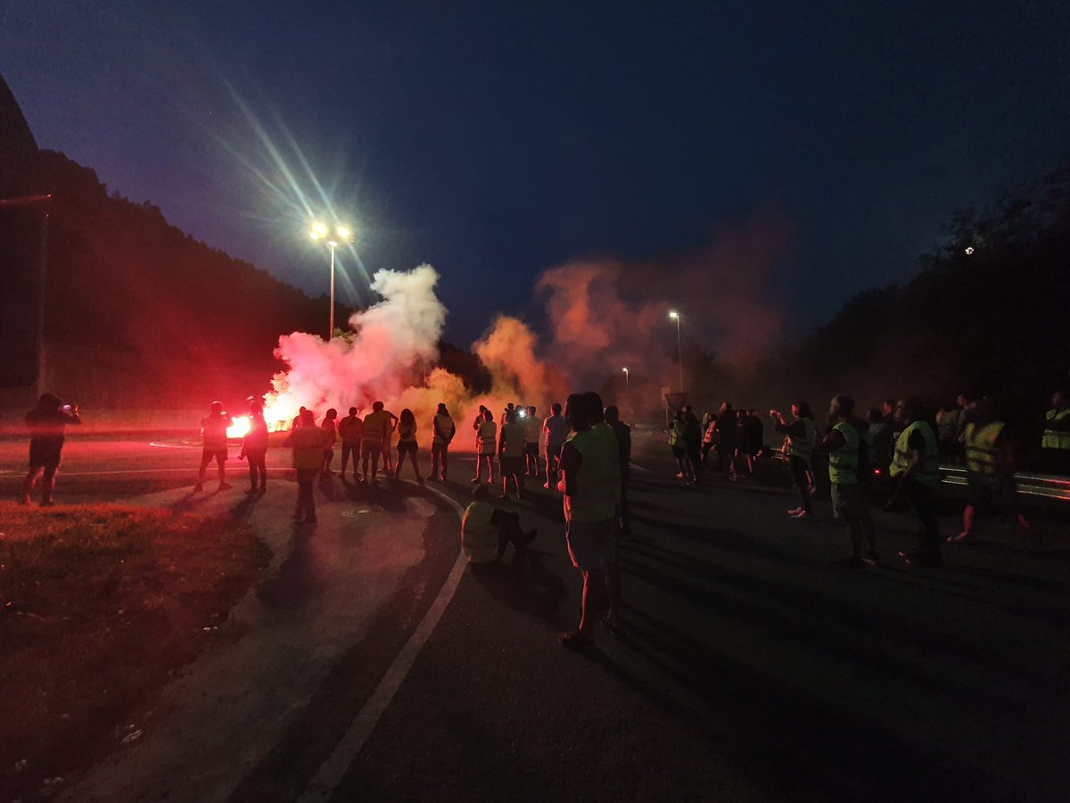ugtcantabria's tweet photo. Continúan la huelga general y la negociación por el nuevo convenio colectivo del metal en Cantabria tras una manifestación tan multitudinaria como histórica
@UGT_Comunica @ugtficantabria https://t.co/Tz7RFSFYsd