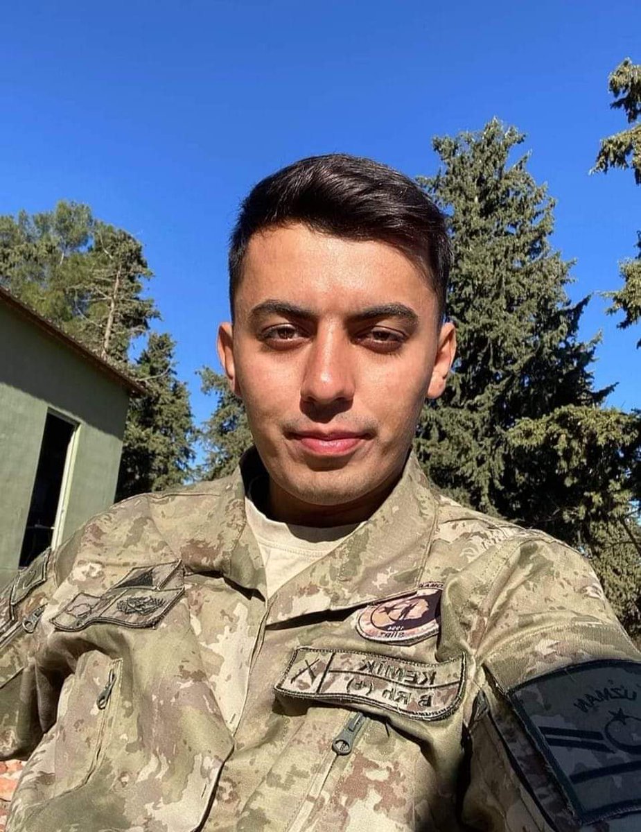 " ŞEHİDİN VAR TÜRKİYE "
Pençe-Kilit operasyon bölgesinde açılan taciz ateşi sonucu Askerimiz Uzman Çavuş Kadir Kemik Şehit oldu.
Türk milletinin başı sağ olsun.