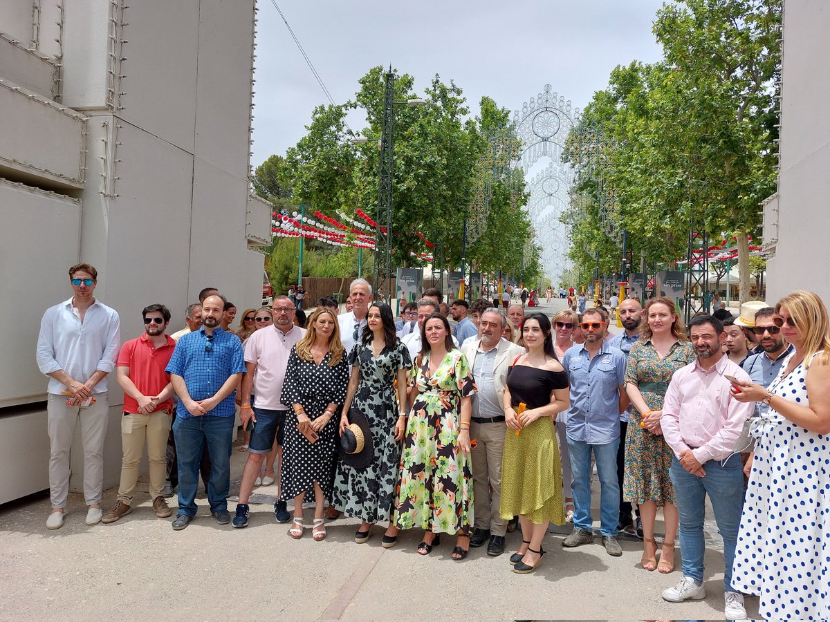 🍊 Muchas gracias por acompañarnos ayer <a href="/InesArrimadas/">Inés Arrimadas</a> , @JuanMarin_Cs y todos los que os acercásteis a pasar un buen rato con nosotros.
Votar a Cs es el voto decisivo cargado de reformismo e ilusión #ElCambioQueFunciona