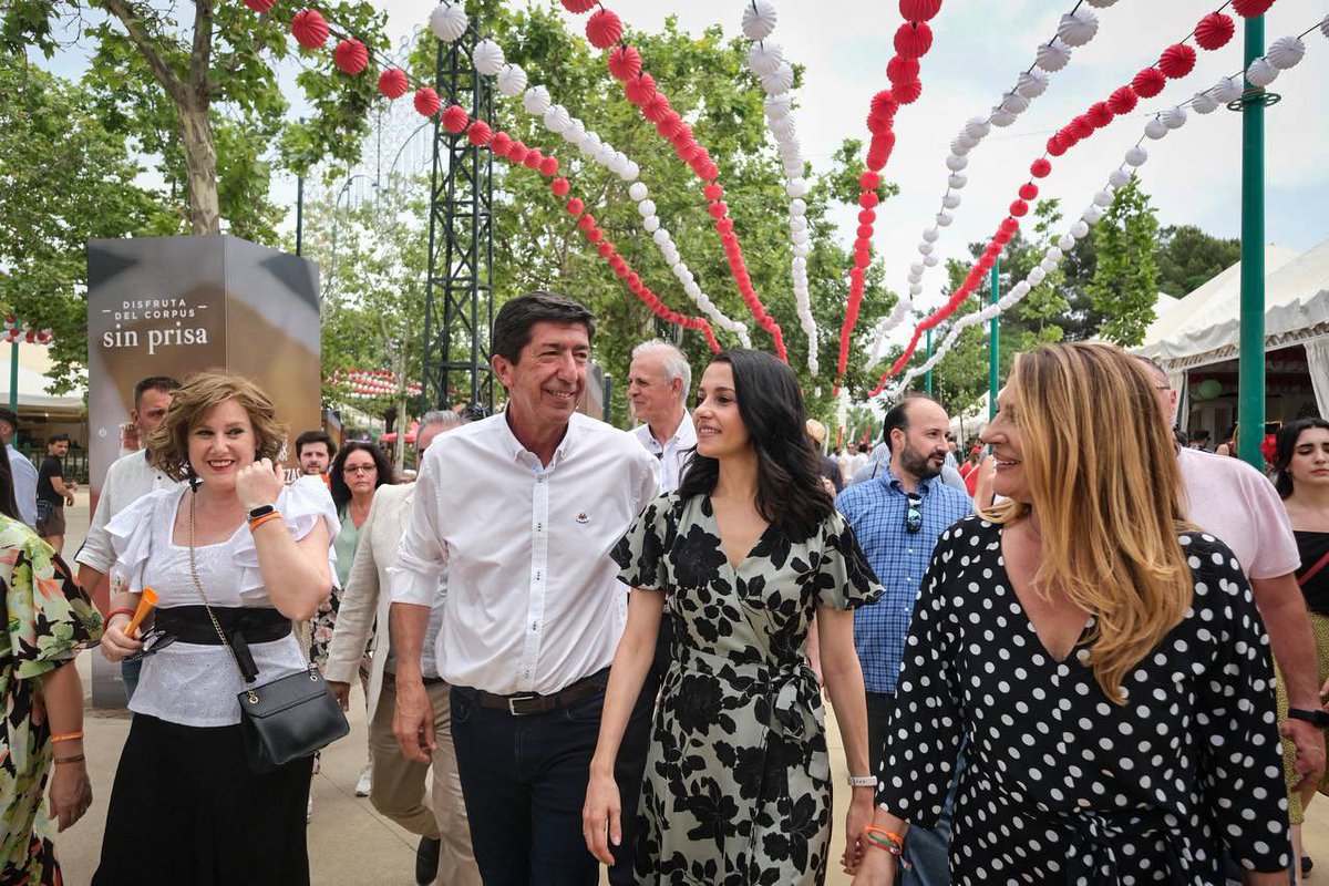 CsGranada's tweet photo. 🍊 Muchas gracias por acompañarnos ayer @InesArrimadas , @JuanMarin_Cs y todos los que os acercásteis a pasar un buen rato con nosotros.
Votar a Cs es el voto decisivo cargado de reformismo e ilusión #ElCambioQueFunciona https://t.co/MGxbu5JZSY