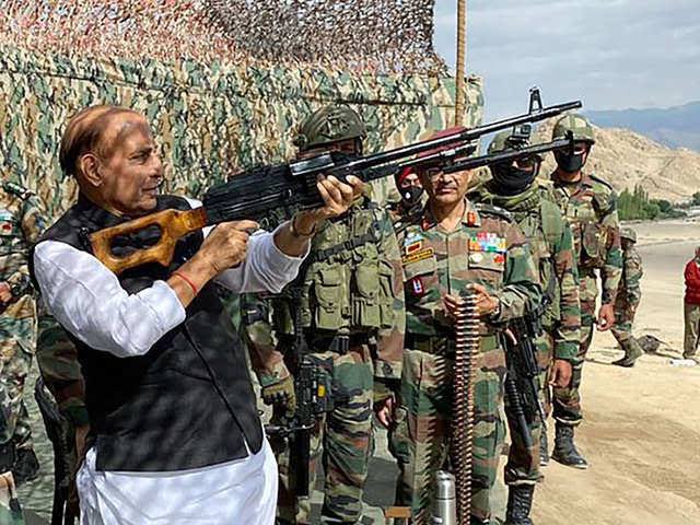 रक्षा मंत्री राजनाथ सिंह का एक बेटा नोएडा का एमएलए है। दूसरा ब्रिटेन से एमबीए करके आया है। लेकिन युवाओं से कह रहे हैं कि मैट्रिक पास करके ठेके पर अग्निवीर बन जाओ। 22 के होने पर फिर नौकरी खोज लेना। मेरी माँग है कि #Agniveers को ग्रेजुएट की पढ़ाई साथ कराई जाए।