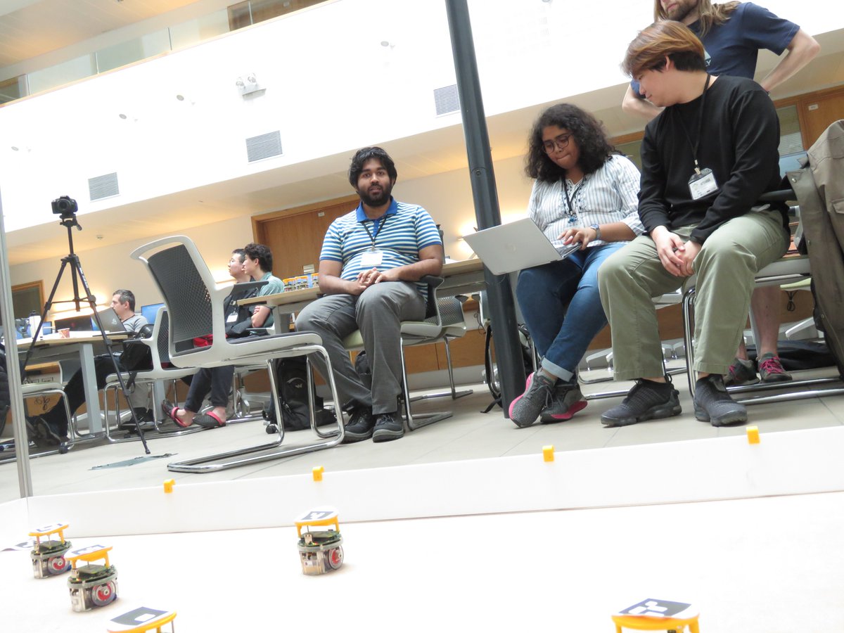 ShefACSE's tweet photo. Yesterday was the final day of SwarmHack 2022 in collaboration with @UoY_CS and @UomRobotics.

Students worked in teams across the three universities to learn about robot swarms and come up with solutions to challenges. 

Funded by @UKRobotics and facilitated by @RoderichGross https://t.co/JPvJin23ST