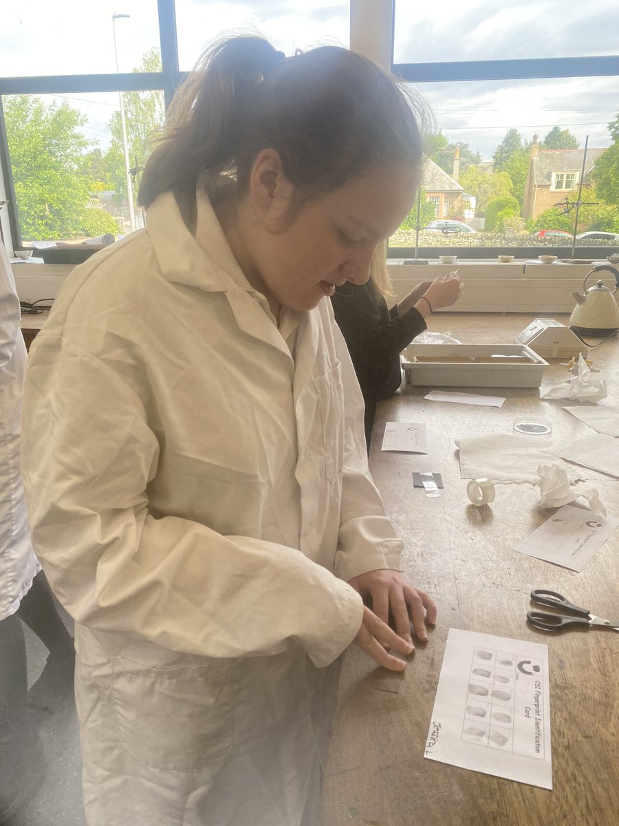 MrsJSciencePHS's tweet image. Who dunnit? 2.7Chem starting analysing the evidence in the case of the security van robbery!! @PHSparents @PeeblesHigh @activelylearn