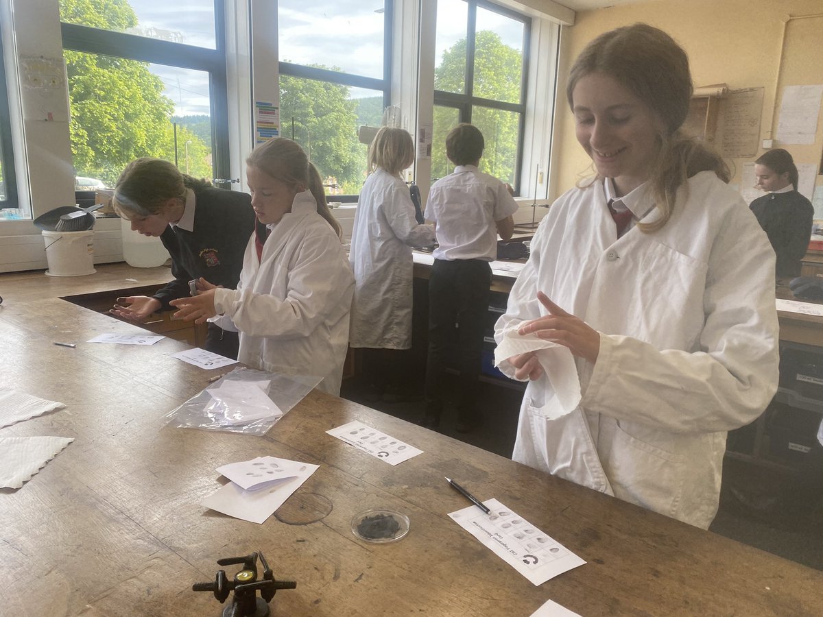 MrsJSciencePHS's tweet image. Who dunnit? 2.7Chem starting analysing the evidence in the case of the security van robbery!! @PHSparents @PeeblesHigh @activelylearn