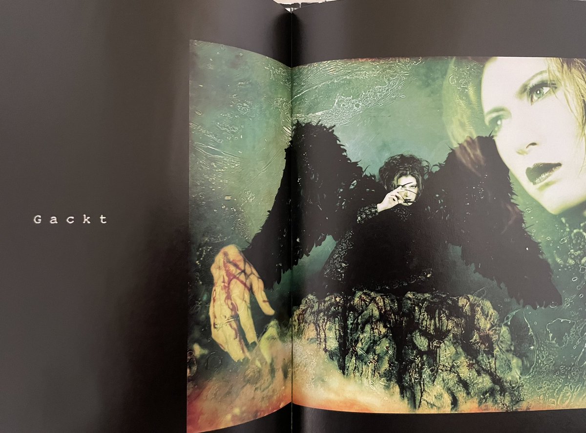 ロックにクラシックを取り入れた
楽曲が中心だった
ビジュアル系band
MALICE MIZER
GACKTさんが加入して出た
2枚目のアルバム
『merveilles』
最初にメジャー二枚目シングル
au revoirを聞いて
即ファンになってしまいました😤
未だ色褪せない曲です😳

youtu.be/RcQCJfK2n-c