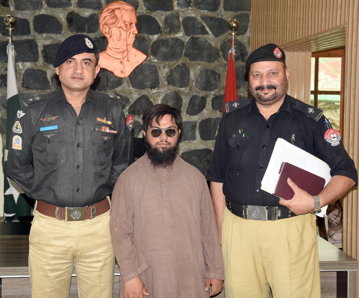 HaripurPolice's tweet photo. پولیس سے پیار کرنے والا مجزوب جوان عمر شریف ڈی پی او ہری پور لیفٹینٹ کمانڈر (ر) کاشف آفتاب عباسی سے ملاقات کے موقع پر https://t.co/A3l5kHb7be