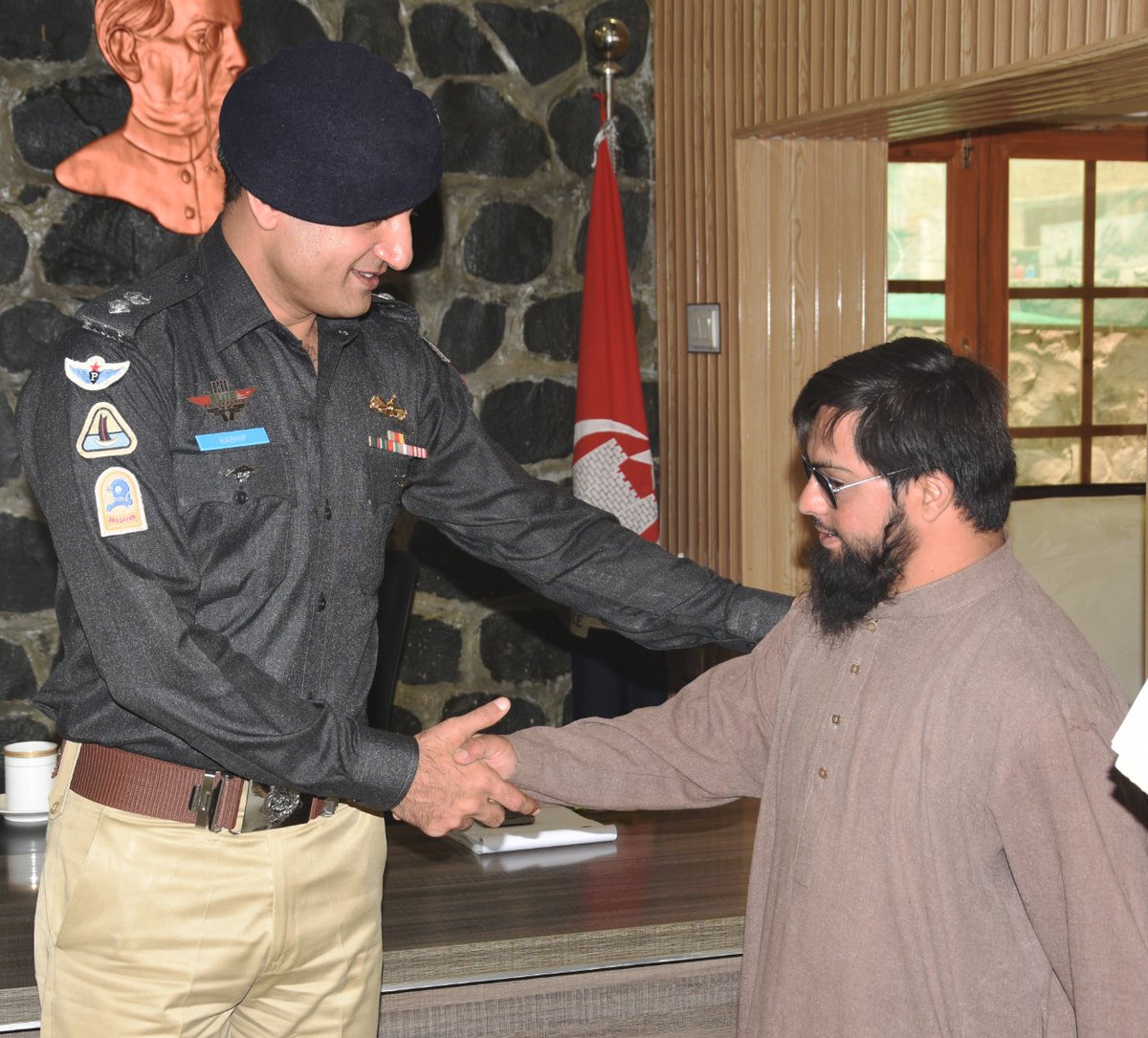 HaripurPolice's tweet photo. پولیس سے پیار کرنے والا مجزوب جوان عمر شریف ڈی پی او ہری پور لیفٹینٹ کمانڈر (ر) کاشف آفتاب عباسی سے ملاقات کے موقع پر https://t.co/A3l5kHb7be