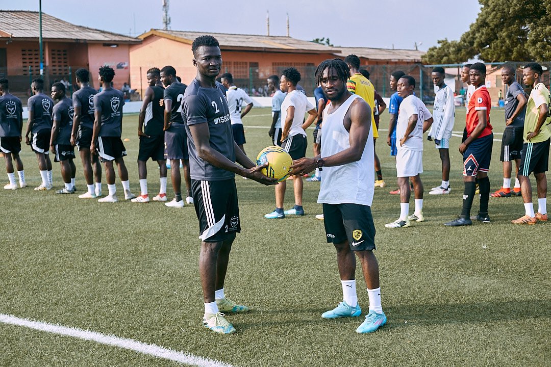 josephpaintsil_'s tweet photo. Home Sweet Home 🏠 🇬🇭

Family, friends, love are the important parts of life that make it worth living and working hard for.

Amazing moments with my people ❤️#Fadama 

 #JP https://t.co/eYo12BwId1