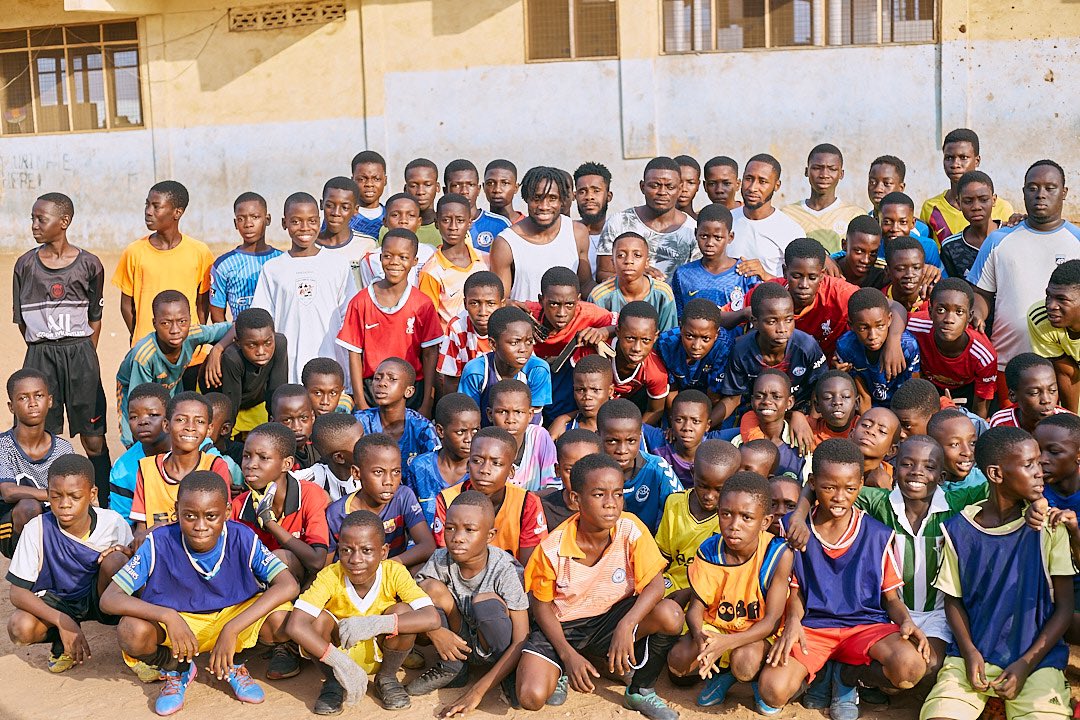 josephpaintsil_'s tweet photo. Home Sweet Home 🏠 🇬🇭

Family, friends, love are the important parts of life that make it worth living and working hard for.

Amazing moments with my people ❤️#Fadama 

 #JP https://t.co/eYo12BwId1