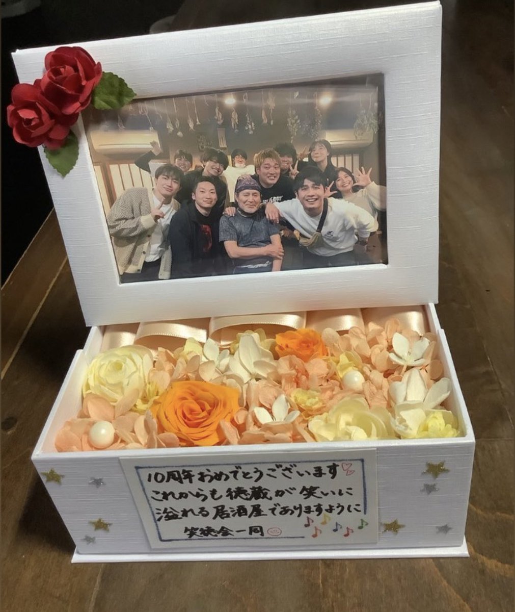 mettyakonto's tweet photo. いつもお世話になっている徳蔵さんが10周年記念ということで記念品を贈呈してきました👏👏🍾㊗️🎊🎉
マスターに���ん��いただいたみたいで光栄です✨
土曜日は徳蔵感謝祭とのことなので皆さんぜひ生足を運んでみて下さい🦵🦵 https://t.co/lH4qaCurTC