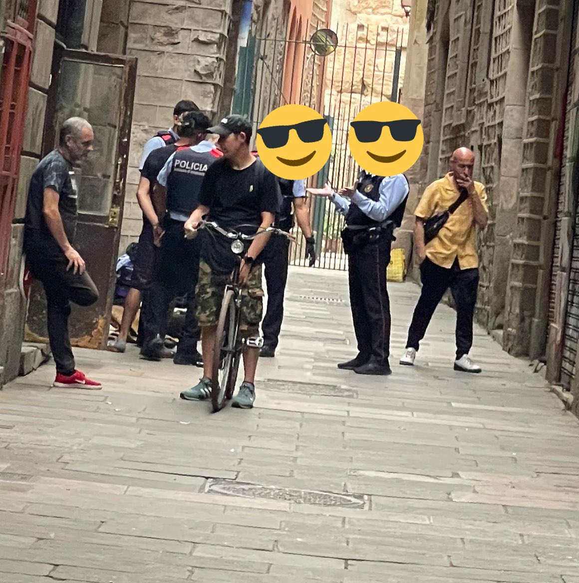 femgotic's tweet photo. Ahir, a un petit carrer del #GÒTIC @mossos va retornar un immoble #okupat la nit anterior als seus propietaris (cap #FonsVoltor). Un dels #okupes va ser arrestat i sabem que segurament #AVUI estarà al #carrer. El local havia sigut #okupat per coneguts #carteristes, #rellotgistes https://t.co/9tNpwCmk5E