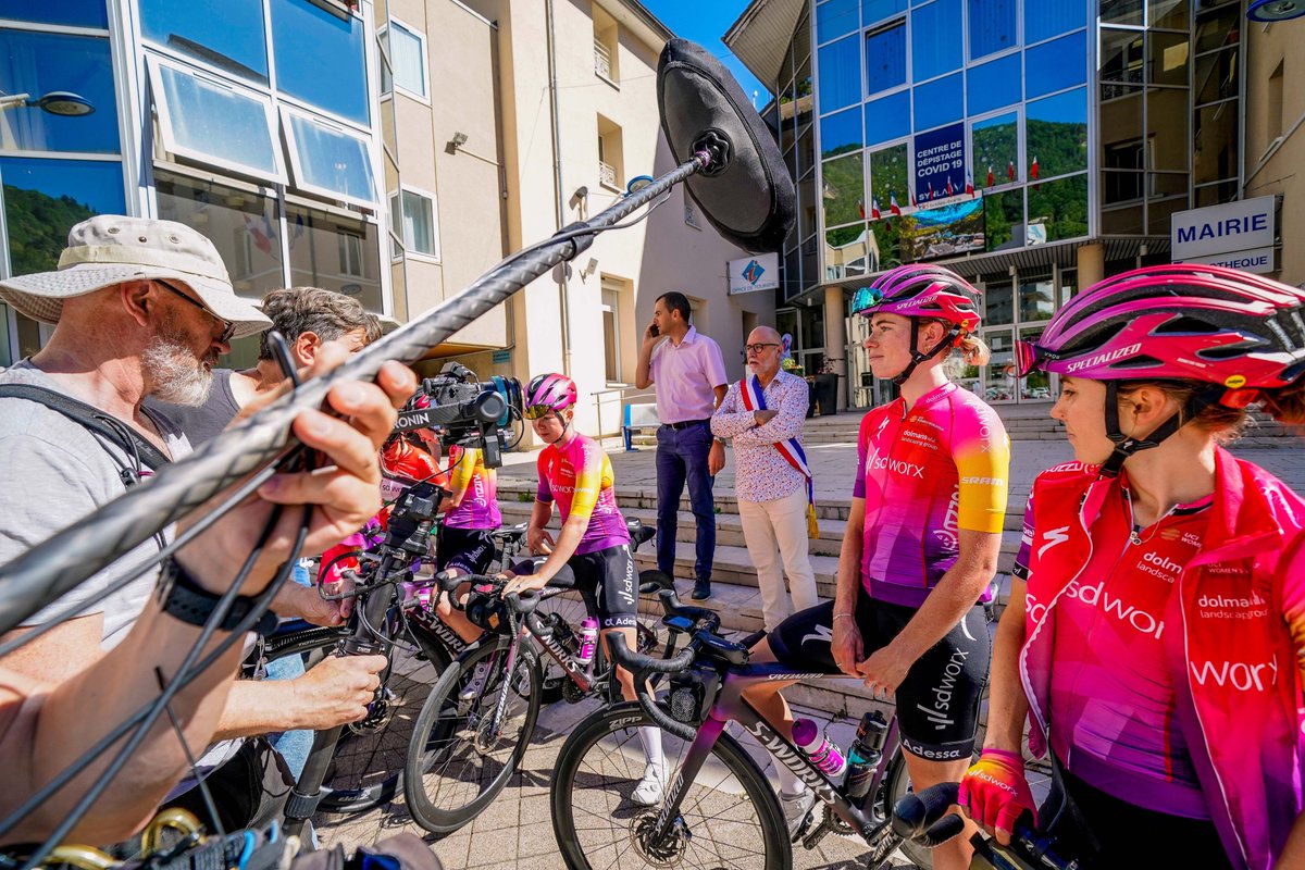 teamsdworx's tweet photo. Many media are present when the mayor and director of the tourist office of Brides-les-Bains wish Team SD Worx success during their altitude training in Brides-les-Bains in Les 3 Vallées. 

Anna van der Breggen receives an honorary medal from @Brideslesbains 

#brideslesbains https://t.co/9T96vlDb5P