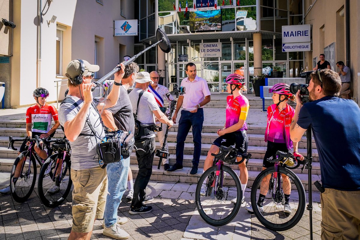 teamsdworx's tweet photo. Many media are present when the mayor and director of the tourist office of Brides-les-Bains wish Team SD Worx success during their altitude training in Brides-les-Bains in Les 3 Vallées. 

Anna van der Breggen receives an honorary medal from @Brideslesbains 

#brideslesbains https://t.co/9T96vlDb5P