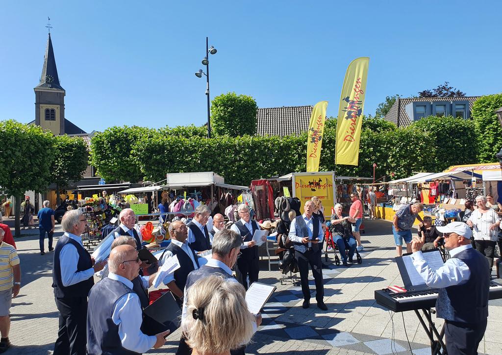 ToezichtWijchen's tweet photo. Met optreden van Maas en Waals mannenkoor extra gezellig op de markt in #Wijchen. https://t.co/pizpX4n1bY