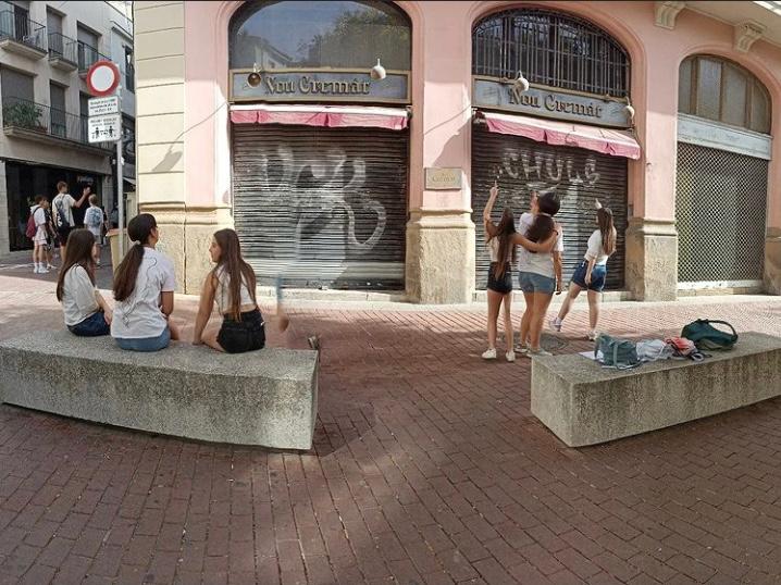 SalesiansTER's tweet photo. #SECUNDÀRIA Dimarts, l'alumnat de 3r d'ESO vam participar en la #TRSada22, una experiència única en la qual vam descobrir diferents llocs de Terrassa mitjançant proves i amb la utilització d'apps i Instagram 🙌🏼🔝 #WMCP22 #terrassaverda #bookface #posahilama #lliure @CRPTerrassa https://t.co/Pmkfs61PoM