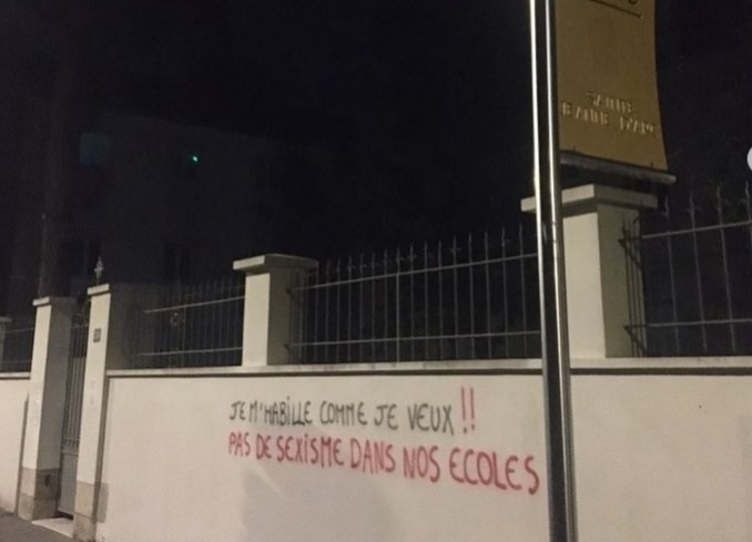 F_Desouche's tweet photo. Tours : une école privée interdit le port de la jupe à 2 garçonnets de 4 et 6 ans. Émelin, leur papa regrette que "l'éducation passe par de telles normes genrées". Action Féministe Tours tague l'école - https://t.co/JbtaHgb4qR https://t.co/o8l7l8uHWc