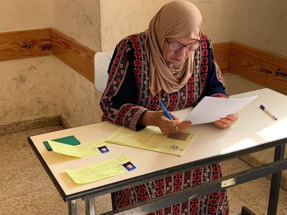 MahaGaza's tweet photo. Good morning from Palestine, where grandmother Sharifa Saqr, 64, takes tawjihi (high school) exams with her young colleagues in Nablus, in the occupied West Bank.

Education has no age limit. https://t.co/uRzbnRDTeY