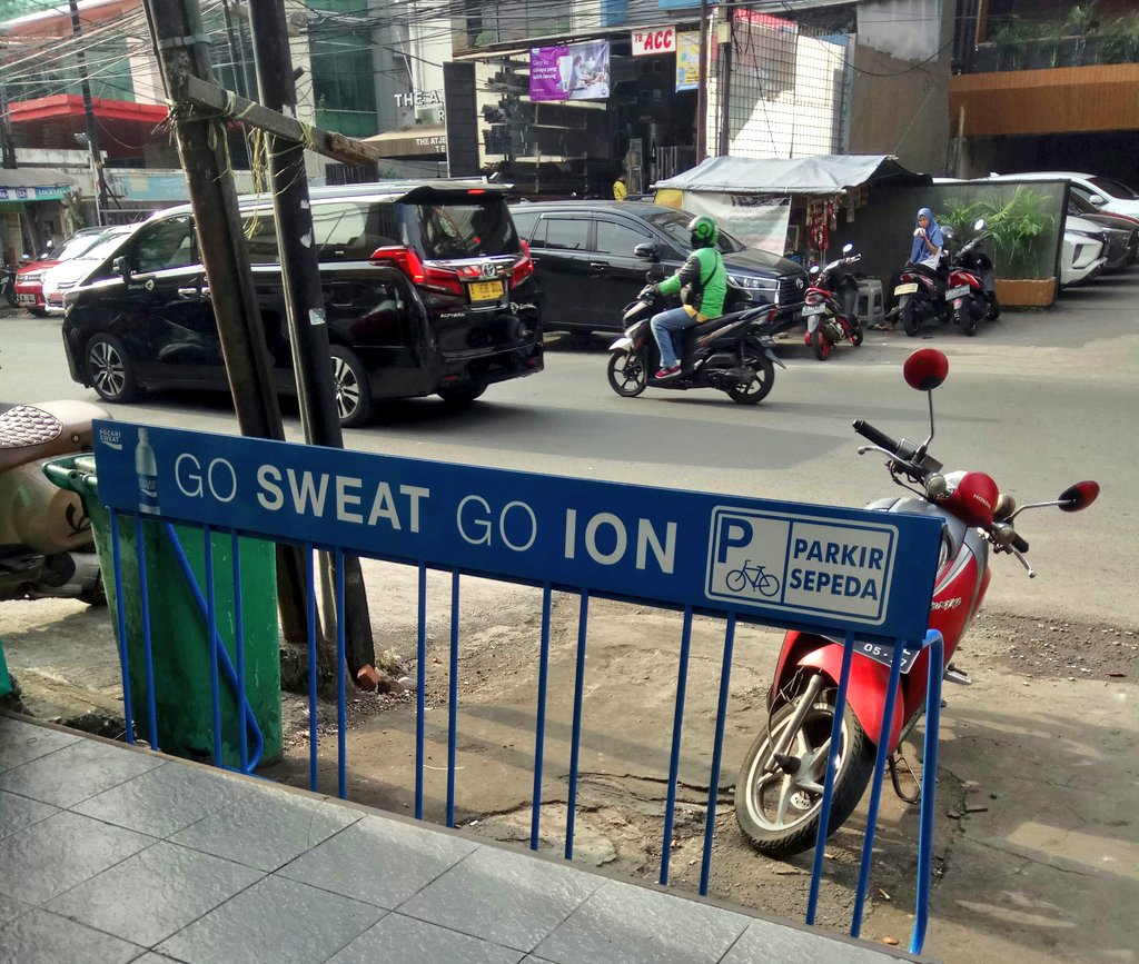 WRSTORE_'s tweet photo. Sekarang di depan tocko kite udah ada parkiran khusus untuk sepeda 🚴 Mayan lah ya. Let's go 💨 #WRStore https://t.co/6FAL2pNSRc