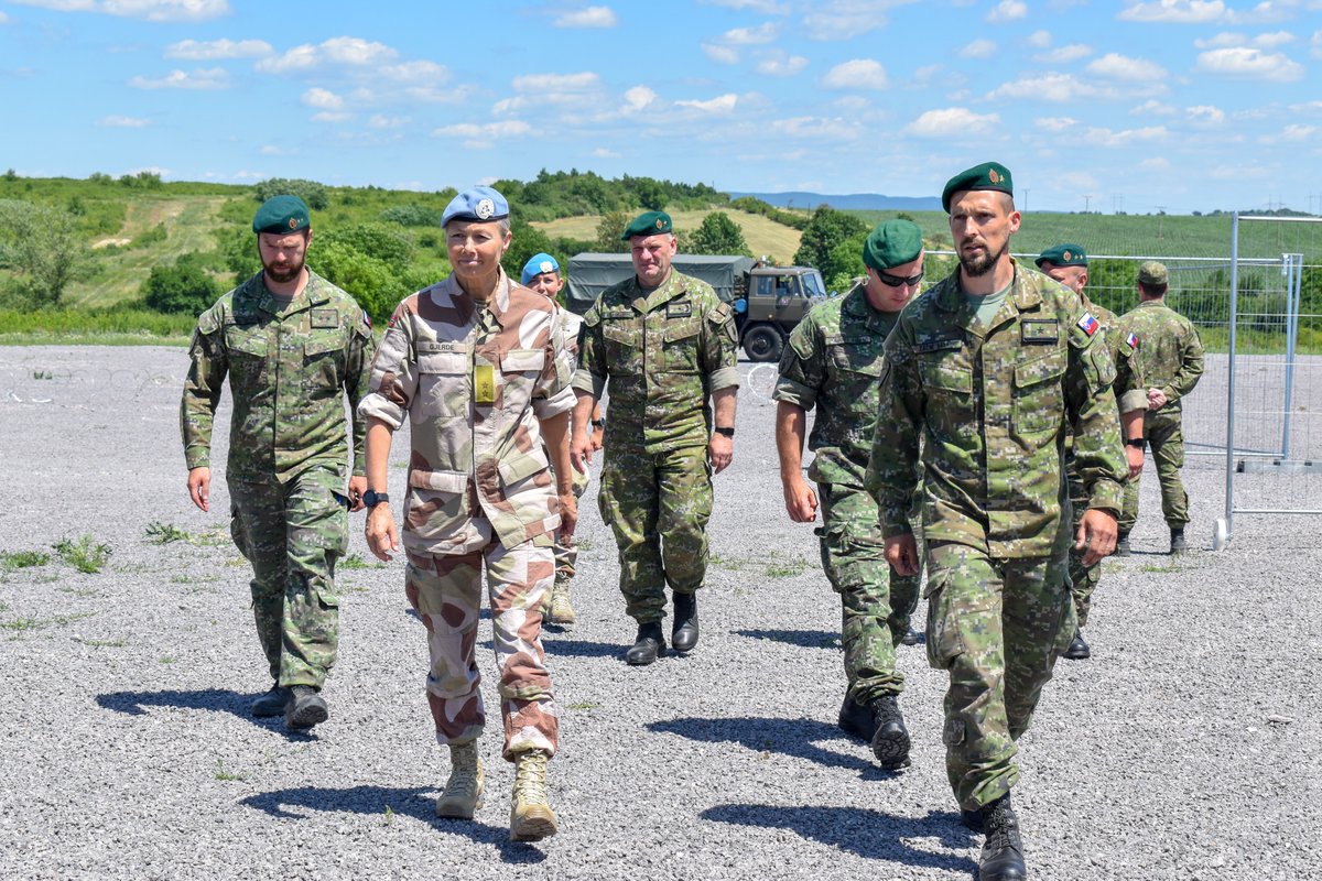 UN_CYPRUS's tweet photo. #UNFICYP's Force Commander, Maj Gen @GjerdeIngrid, accompanied by the Commander of the Ground Forces of #Slovakia 🇸🇰, Maj Gen Ivan Pach, visited 13 mechanized battalion in Levice, where training of military personnel takes place before deployment to UNFICYP. #A4P 

📸 Marek KÔŠA https://t.co/UlXWW2CkyA