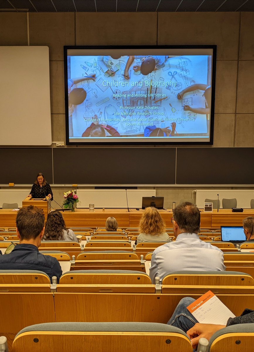 #iaba2022-keynote: Kate Douglas, "Children and Biography - Reading and Writing Life Stories". Projektissa Douglas perusti lasten kirjaklubin, jossa luettiin lapsille suunnattuja elämäkertoja. Syksyllä julkaistava kirja on ensimmäinen tutkimus aiheesta. #turku #lifewriting