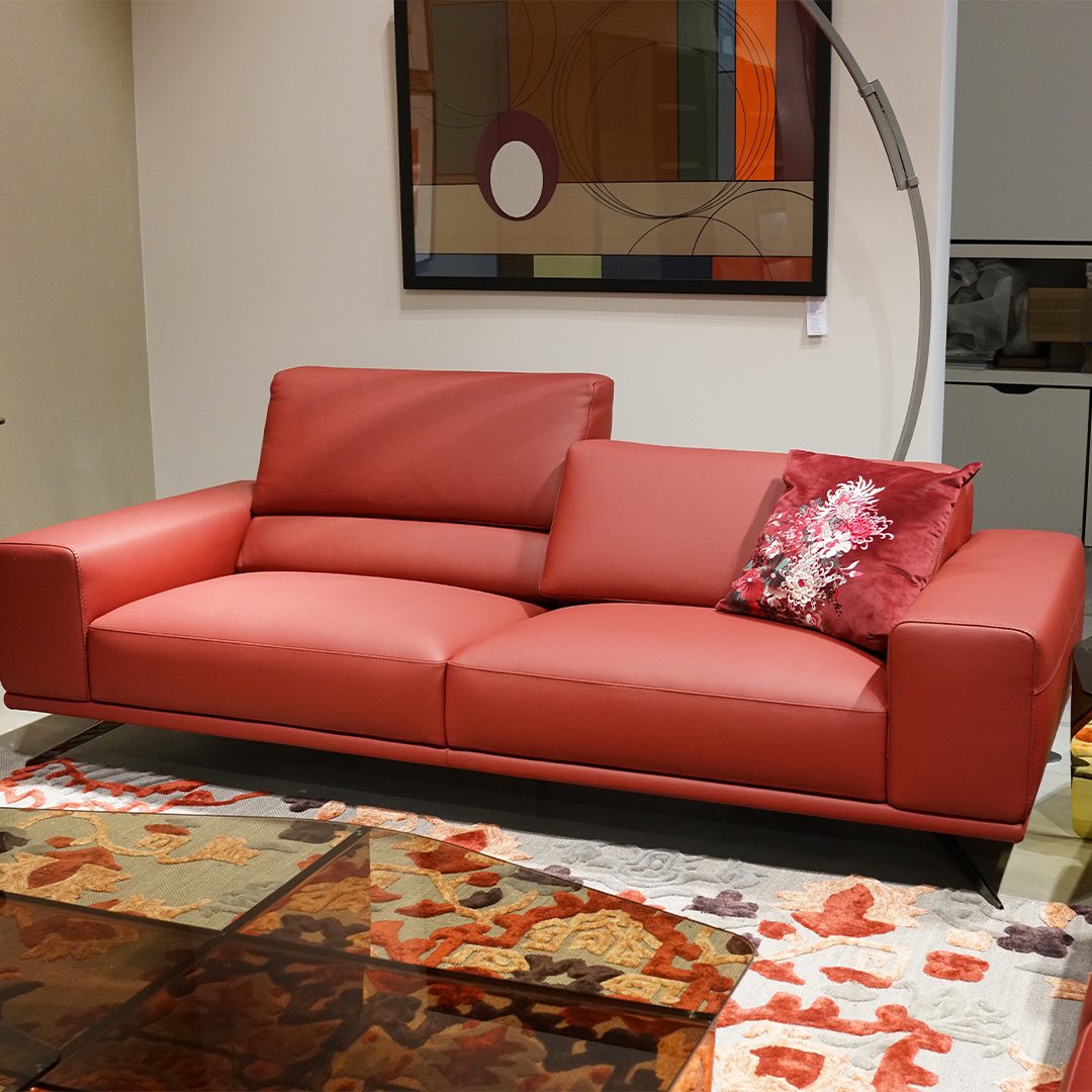 The PRESENCE sofa is the definition of minimalism! It combines modernity, elegance and comfort thanks to its manually adjustable backrest.

Sacha Lakic for <a href="/rochebobois/">Roche Bobois</a>

 #sachalakic #rochebobois #design #designer #moderndesign #furnituredesign #furniture #sofadesign