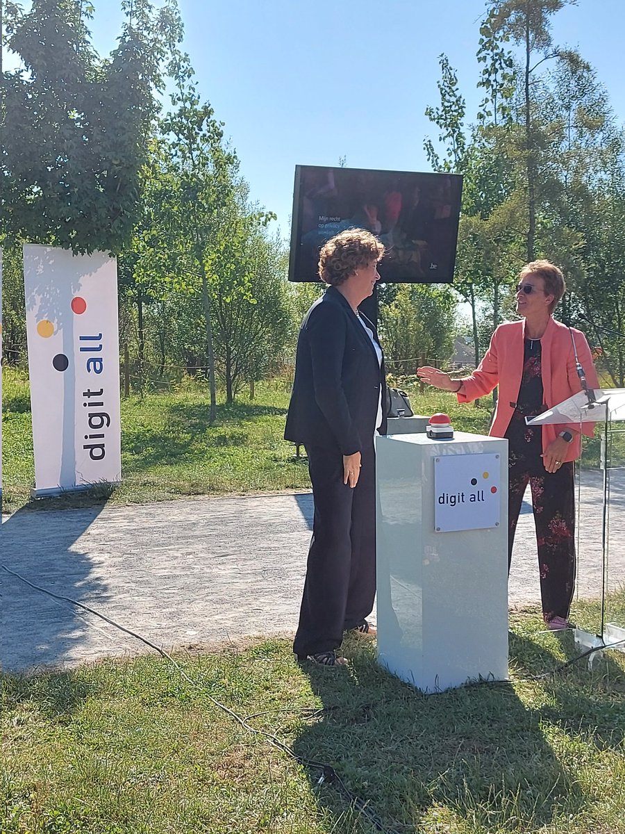 Van_Damme_Sara's tweet photo. Vandaag onderteken ik in naam van @District09Gent het Digital Inclusion Charter #DigitAll. 
Een initiatief van @BNPPFBelgie &amp; @proximus met steun van @pdsutter waarbij bedrijven 
zich engageren zich om #Einclusie te bevorderen. https://t.co/0N4foWyBCM
#iedereenmee #eskills https://t.co/CAvYY93zqv