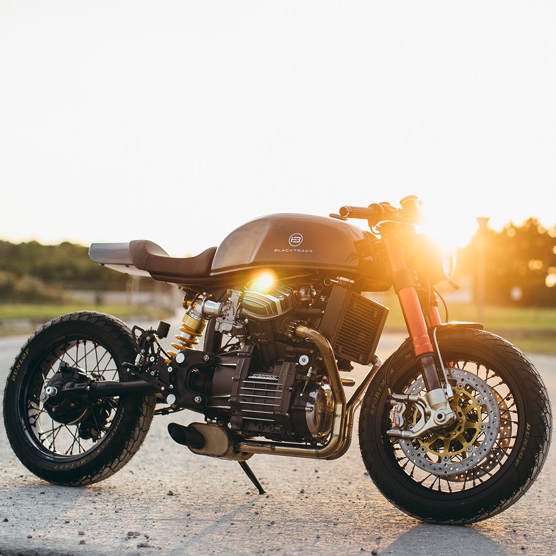 The BT01 Carbon is based on a Honda CX500. It has been transformed into a modern and classy cafe racer. Its red steel forks are iconic.

Which city would you like to visit with the BT01 Carbon?

#blacktrackmotors #sachalakic #blacktracklifestyle #caferacer #caferacers
