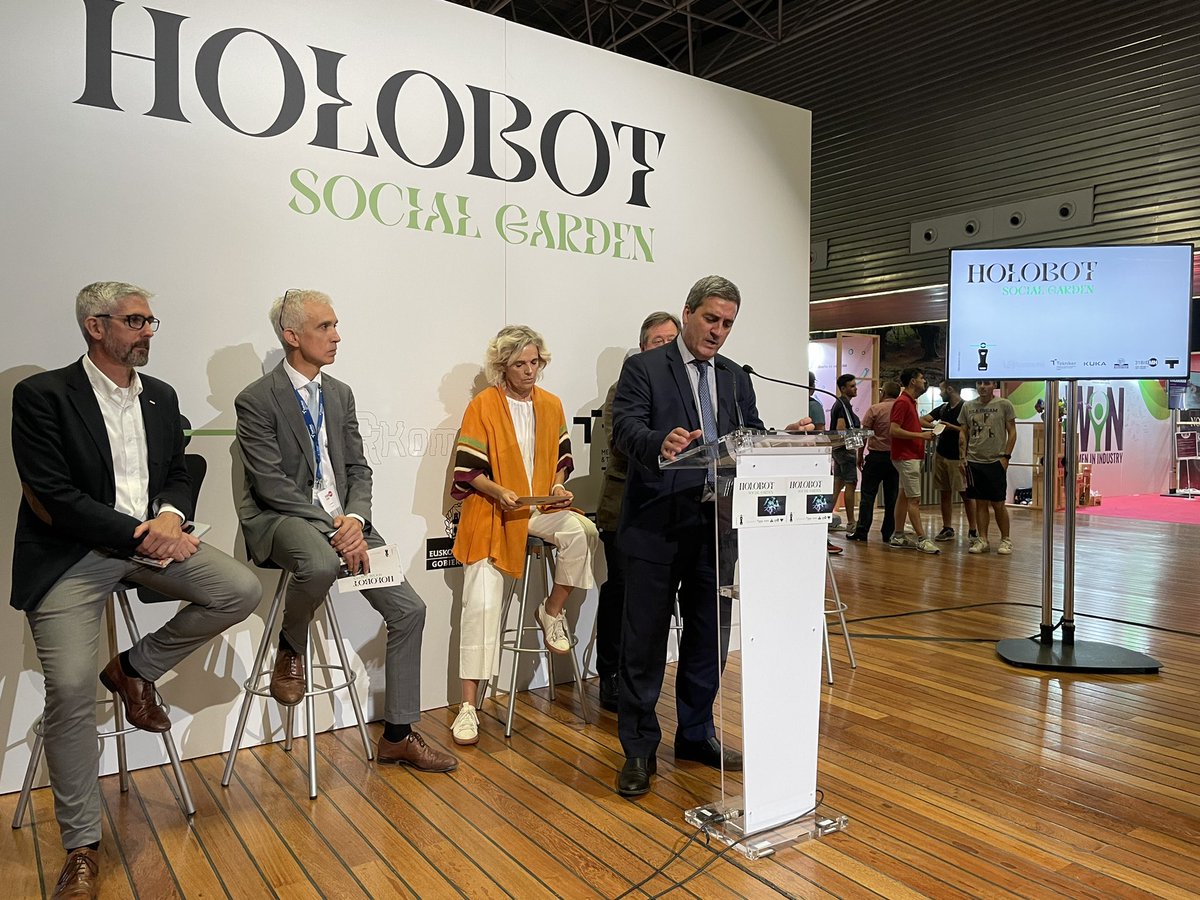 MarioGoffard's tweet photo. Arte e Industria. Eso es lo que integra la instación artistica #holobot social garden. Acércate a verlo en #WORKinn durante @BEC_BIEMH https://t.co/KX0kgZDPRA