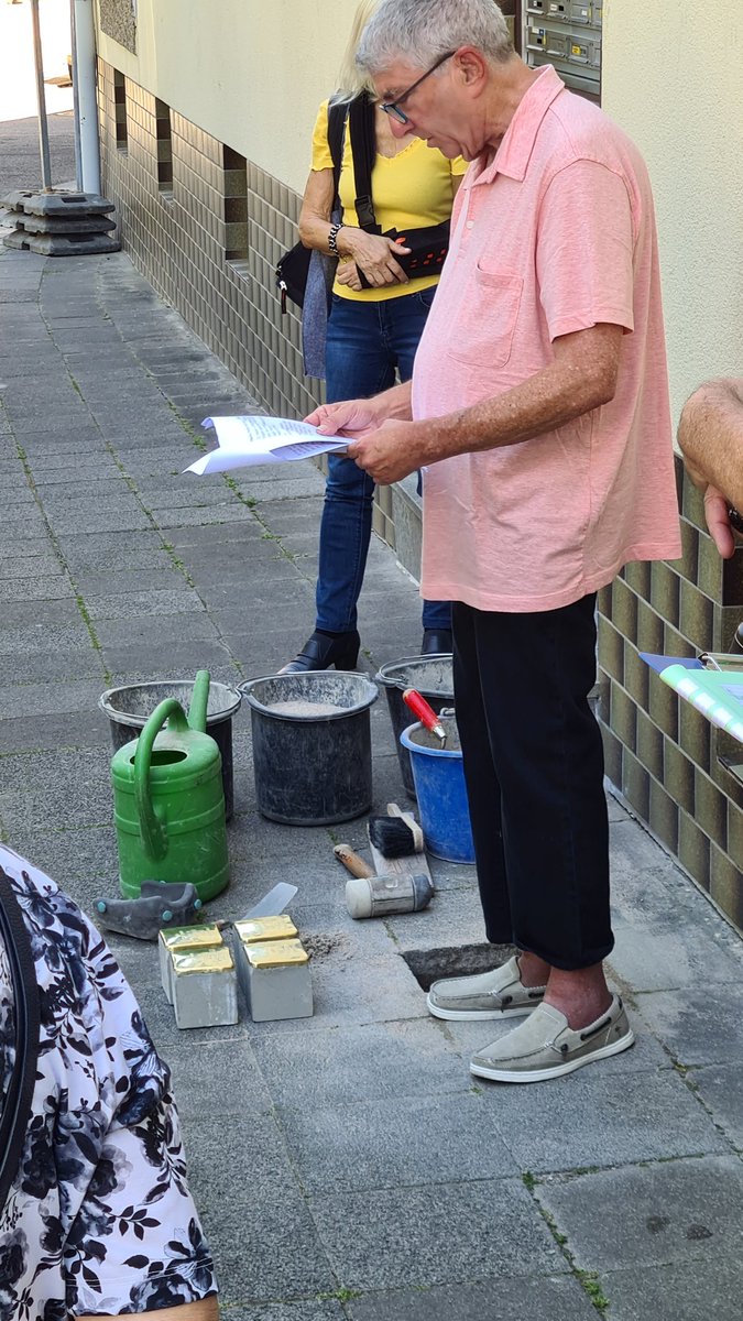 FurGedenken's tweet photo. In einer sehr bewegenden Rede berichtete der in den USA lebende Sohn von Ilse #Heimann über die Umstände der #Flucht seiner Familie von #Frankenthal in die USA
#Stolpersteine #Kanalstrasse 16 https://t.co/eKY1umAFy8