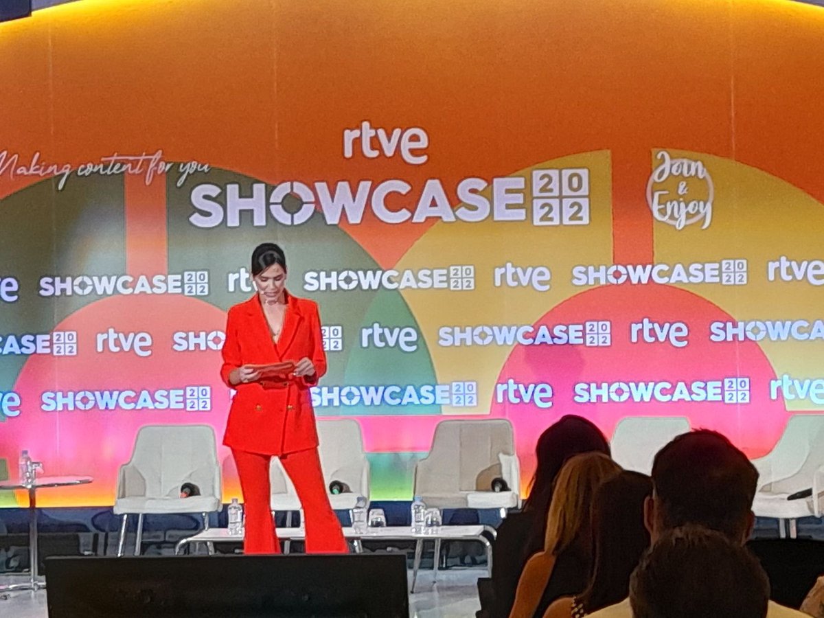 TMigoya's tweet photo. La primera serie presentada en el #ShowcaeRTVE22 #Yrreal. Un traje de heroína, imágenes en cómic, una obsesión y venganza en manos femeninas. a mí me cautivó desde el primer momento.
#showcaseRTVE22 #networking #screenings #premiers #rtve #makingcontentforyou https://t.co/337Y4ytXEp