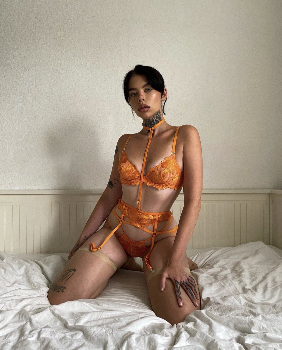 🧡

Le premier drapeau des fiertés en 1978 LGBTQ+ comportait en plus des couleurs actuelles, du rose représentant la sexualité et du turquoise pour l’art. Six mois après, le rose sera enlevé pour manque de tissus de cette couleur. Le drapeau actuel naît en 1979.