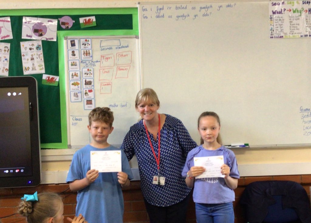 dosbarth3PG's tweet photo. This weeks' 3PG merit winners!⭐️⭐️ @YsgolEmmanuel @Rona05771012 https://t.co/9diIDr0y69
