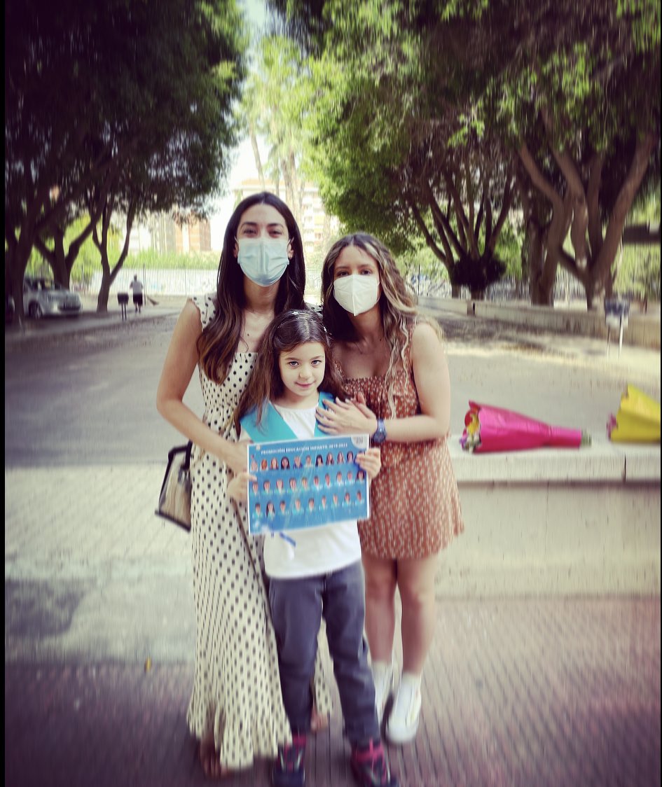 raquelsastrecom's tweet photo. ¿Que no aguanta sentada en la asamblea? Se le da algo importante para que lo guarde mientras todos permanecen sentados.

Y, así, día a día, se trabajó en su cole para que Emma pudiese llegar al evento de hoy: #DiaGraduacionEmma. 

Os presento a Elena (morena) y María (rubia). 5/n https://t.co/Dba1zZCutb